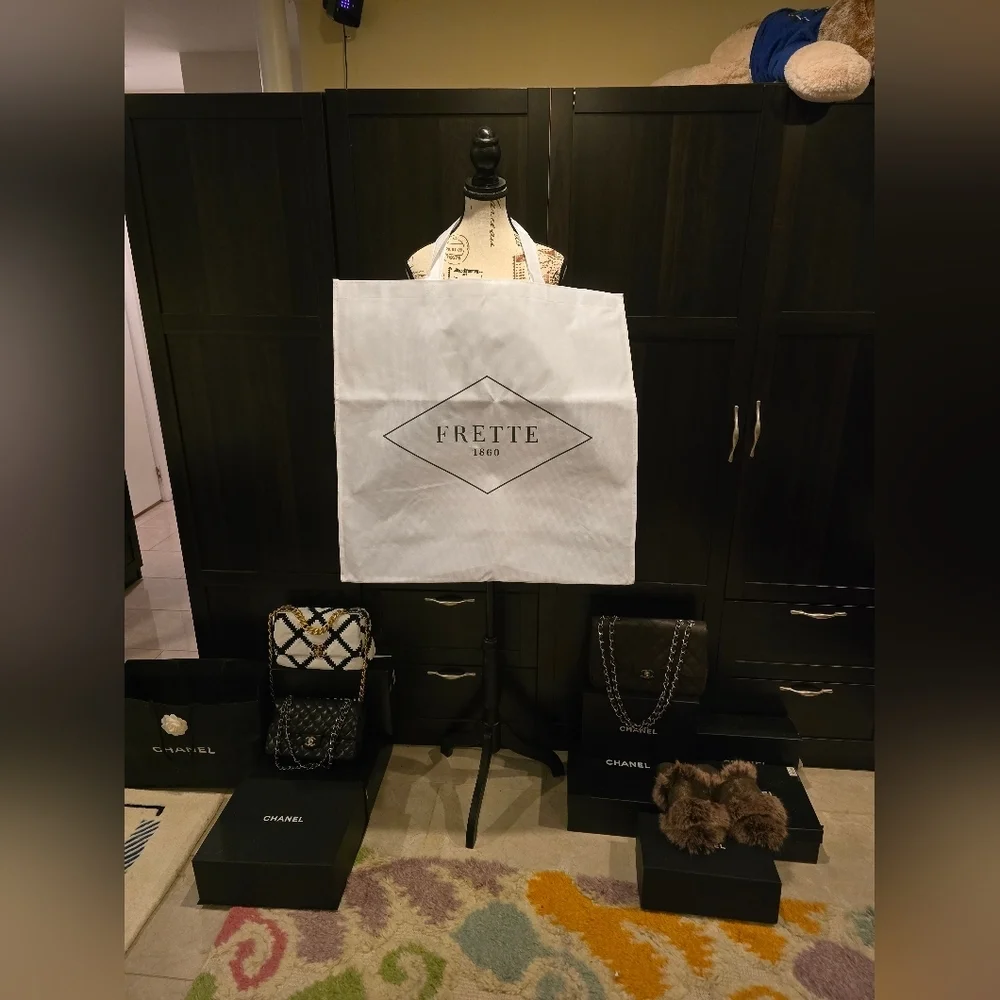 Frette Luxury 2026 Luxury Queen Duvet & 2 Euro Sham Retails$1,550 - Picture 4 of 12
